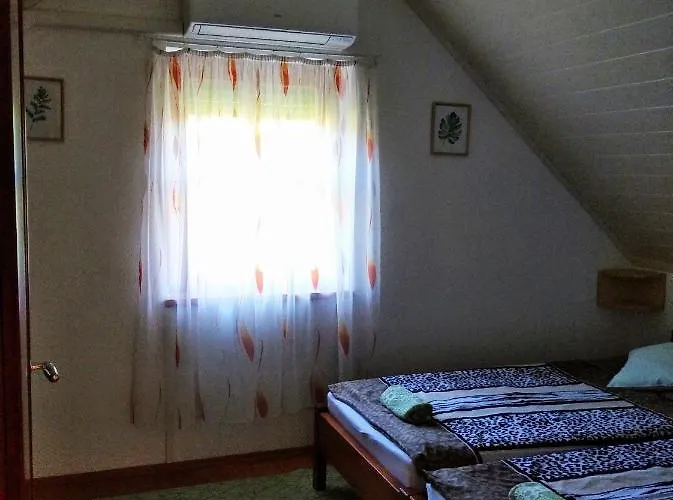 Csaladbarat A Badacsony Hegy Labanal Bl15 بيت للعطل *